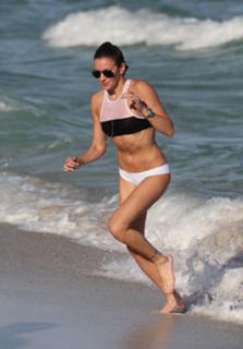 Katie Cassidy feet photo thumbnail