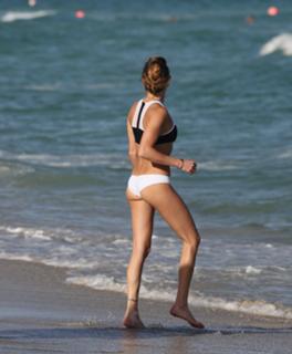 Katie Cassidy feet photo thumbnail