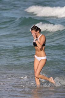 Katie Cassidy feet photo thumbnail
