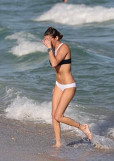 Katie Cassidy feet photo thumbnail