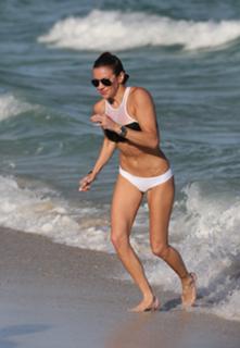 Katie Cassidy feet photo thumbnail