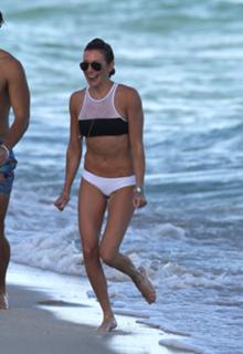 Katie Cassidy feet photo thumbnail