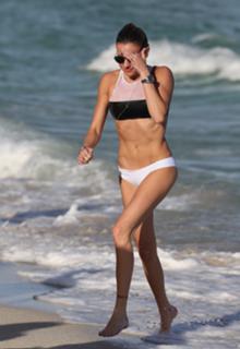 Katie Cassidy feet photo thumbnail
