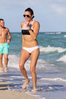 Katie Cassidy feet photo thumbnail