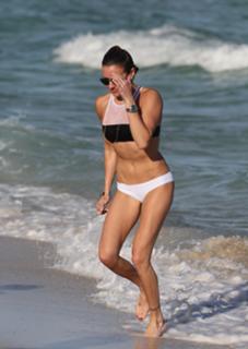 Katie Cassidy feet photo thumbnail