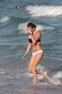 Katie Cassidy feet photo thumbnail