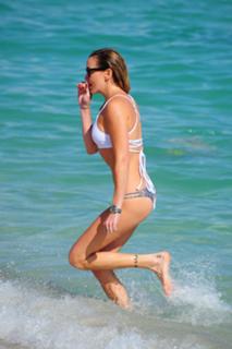 Katie Cassidy feet photo thumbnail