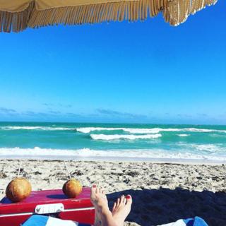 Katie Cassidy feet photo thumbnail