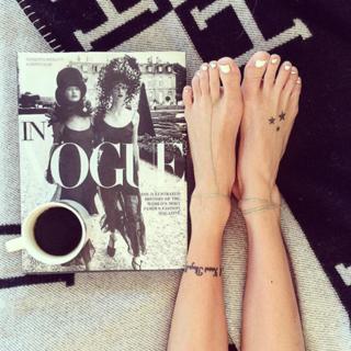 Katie Cassidy feet photo thumbnail