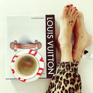 Katie Cassidy feet photo thumbnail