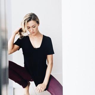 Katie Cassidy feet photo thumbnail
