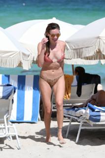Katie Cassidy feet photo thumbnail