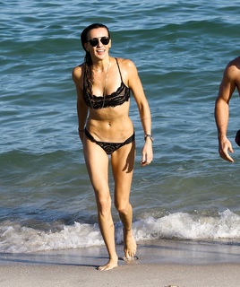 Katie Cassidy feet photo thumbnail