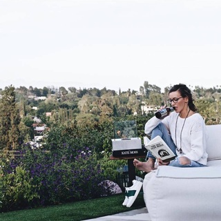 Katie Cassidy feet photo thumbnail