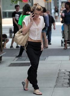 Katie Cassidy feet photo thumbnail