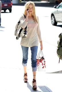 Katie Cassidy feet photo thumbnail