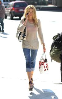 Katie Cassidy feet photo thumbnail