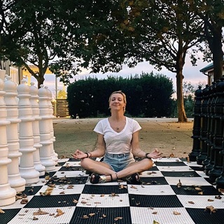 Katie Cassidy feet photo thumbnail