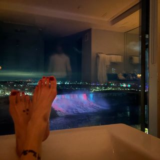 Katie Cassidy feet photo thumbnail
