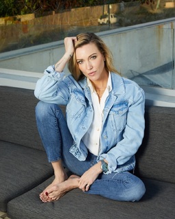 Katie Cassidy feet photo thumbnail