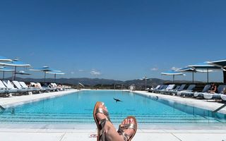 Katie Cassidy feet photo thumbnail