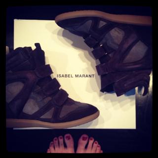 Katie Cassidy feet photo thumbnail