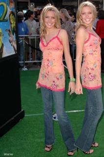 Katie Cassidy feet photo thumbnail