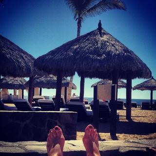 Katie Cassidy feet photo thumbnail