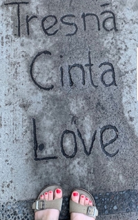 Katie Featherston feet photo thumbnail