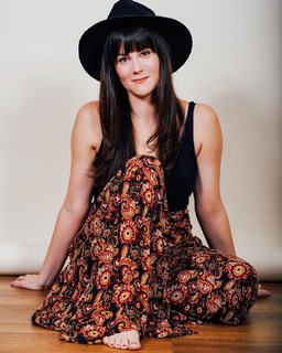 Katie Featherston feet photo thumbnail