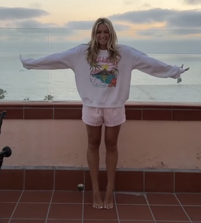 Katie Feeney feet photo thumbnail