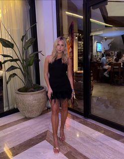 Katie Feeney feet photo thumbnail