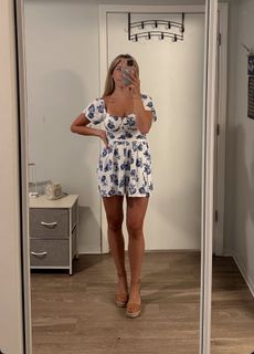 Katie Feeney feet photo thumbnail