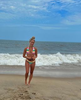 Katie Feeney feet photo thumbnail