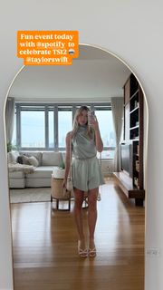 Katie Feeney feet photo thumbnail