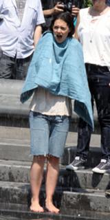 Katie Holmes feet photo thumbnail