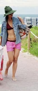 Katie Holmes feet photo thumbnail