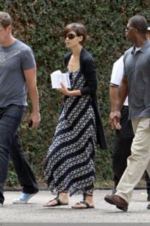 Katie Holmes feet photo thumbnail