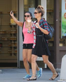 Katie Holmes feet photo thumbnail