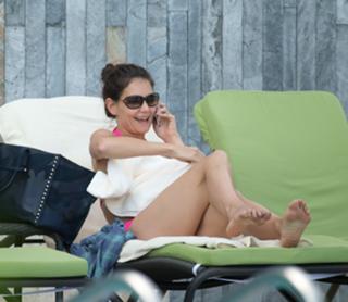 Katie Holmes feet photo thumbnail