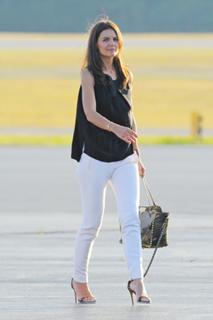 Katie Holmes feet photo thumbnail