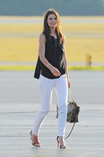 Katie Holmes feet photo thumbnail