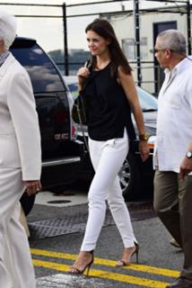 Katie Holmes feet photo thumbnail