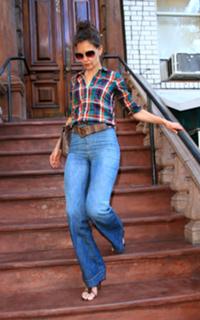 Katie Holmes feet photo thumbnail