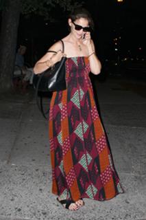 Katie Holmes feet photo thumbnail