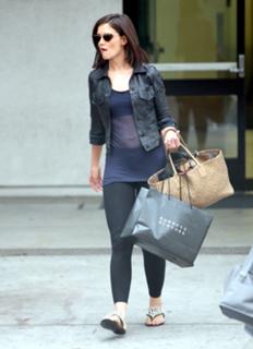 Katie Holmes feet photo thumbnail