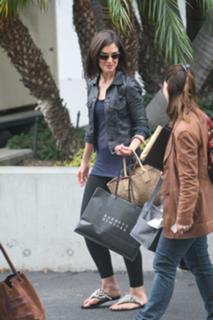 Katie Holmes feet photo thumbnail