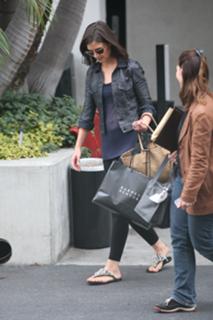 Katie Holmes feet photo thumbnail