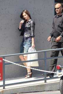 Katie Holmes feet photo thumbnail