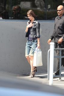 Katie Holmes feet photo thumbnail
